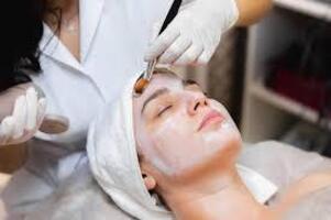 Get trendy beauty care at home with online beauty services